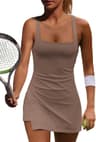 Vestido de tenis con pantalones cortos